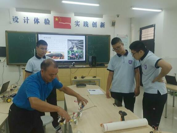 马陵中学“千足虫仿生机器人”挺进全国萌芽赛道总决赛