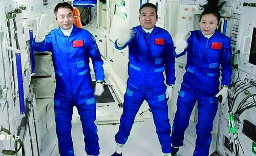 空间站变身机器人，它在出舱活动中的作用不可忽视