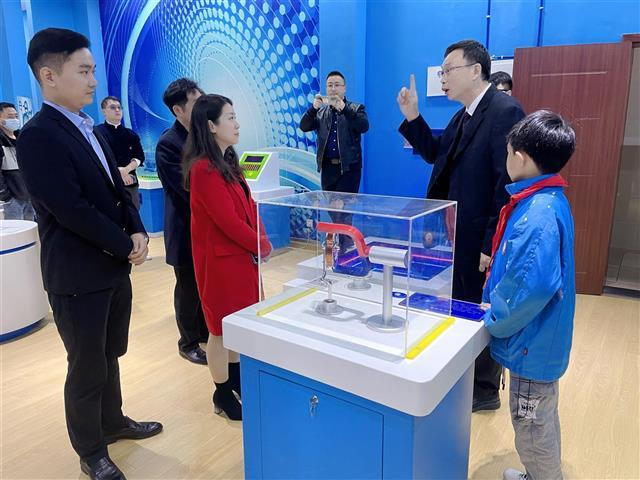 科技点亮大山，五峰小学来了人工智能机器人