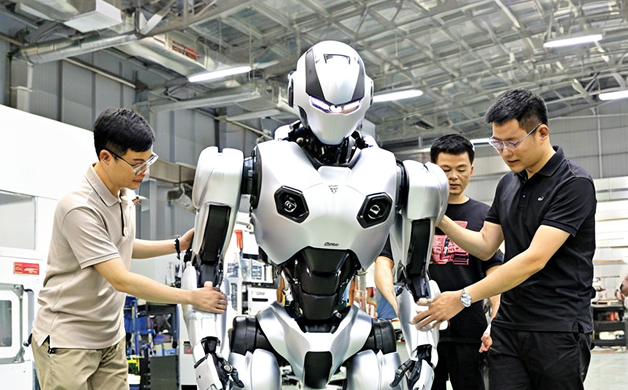 津产首款人形机器人亮相