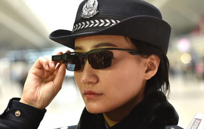 铁路警方启用人工智能警务眼镜，一眼看穿逃犯和冒用证件者