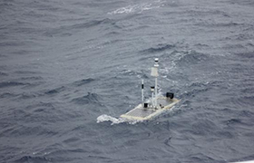 首个成功横渡太平洋的波浪滑行水生机器人